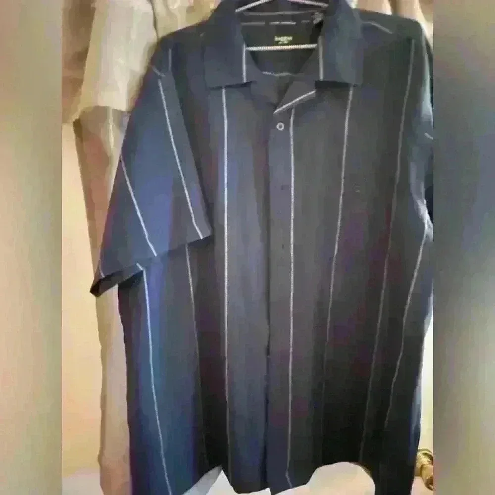 Men’s Haggar short sleeve button down blue with white stripes shirt sz2x (NWT).